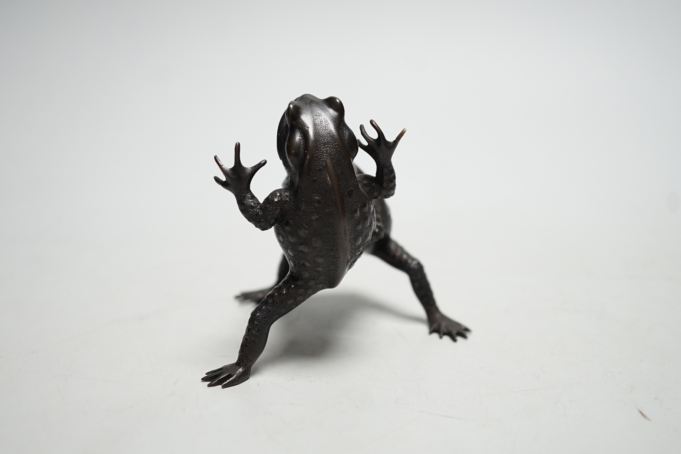 A Japanese bronze 'frogs' group, Meiji, 8cm tall